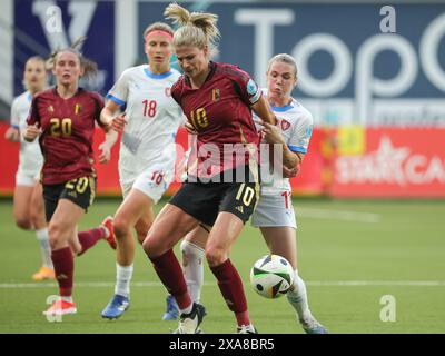 Sint Truiden, Belgique. 04 juin 2024. Justine Vanhaevermaet (10 ans) de Belgique et Tereza Krejcirikova (11 ans) de Tchéquie en action lors d'un match de football entre les équipes nationales féminines de Belgique, appelé les Red Flames, et la République tchèque lors de la quatrième journée du Groupe A2 dans la phase de championnat des qualifications européennes féminines 2023-24 de l'UEFA, le mardi 04 juin 2024, à Sint-Truiden, Belgique . Crédit : Sportpix/Alamy Live News Banque D'Images