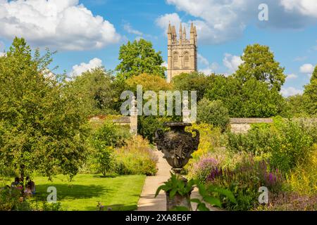 Vue sur le jardin botanique d'Oxford avec Magdalen Tower à distance. Oxford, Angleterre Banque D'Images