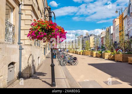 Vue le long de la rue piétonne Broad Street à Oxford. Angleterre Banque D'Images