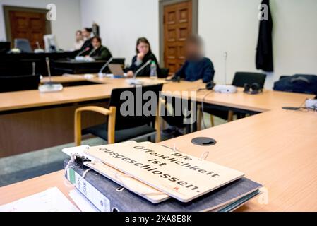 05 juin 2024, Hambourg : dans le procès contre le preneur d'otages de l'aéroport de Hambourg, le défendeur (R) est assis dans la salle d'audience à côté de son avocate Anna Carlotta Bloch. Au premier plan se trouve un panneau indiquant « le public est exclu ». En novembre de l'année dernière, l'homme avait emmené de force sa fille alors âgée de quatre ans de l'appartement de son ex-femme à stade, en basse-Saxe, et avait conduit jusqu'à l'aéroport avec l'enfant dans une voiture de location, franchissant trois barrières. (To dpa 'procès contre le preneur d'otages de l'aéroport : mère de l'enfant à témoigner') photo : Daniel Bockwoldt/dpa - ATTENTION : le défendeur a été pixela Banque D'Images