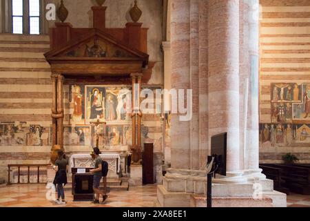 Madonna intronisée avec l'enfant, une Crucifixion, une déposition dans le sépulcre et une présentation dans la fresque du Temple par le premier maître de San Zeno du XIV Banque D'Images