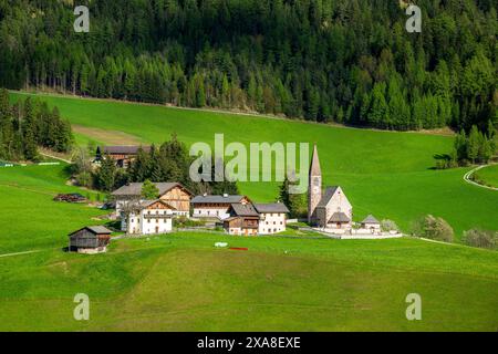 Vue panoramique du village de montagne Magdalena-Santa Maddalena, Dolomites, Villnoss-Val di Funes, Alto Adige-Sudtirol, Italie Banque D'Images