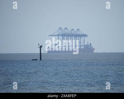 Sheerness, Kent, Royaume-Uni. 5 juin 2024. Un navire transportant quatre grues équilibrées sur le pont - le navire de transport lourd Zhen Hua 36 a voyagé de Shanghai, en Chine pour livrer quatre grues de quai à London Gateway ce matin - photo prise depuis Sheerness, Kent. Crédit : James Bell/Alamy Live News Banque D'Images