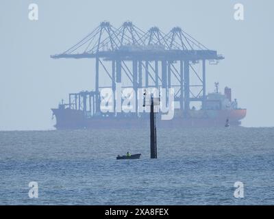 Sheerness, Kent, Royaume-Uni. 5 juin 2024. Un navire transportant quatre grues équilibrées sur le pont - le navire de transport lourd Zhen Hua 36 a voyagé de Shanghai, en Chine pour livrer quatre grues de quai à London Gateway ce matin - photo prise depuis Sheerness, Kent. Crédit : James Bell/Alamy Live News Banque D'Images