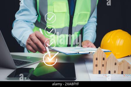Architecte ou ingénieur vérifiant la liste des documents et approuvant le projet, bâtiments approuvés concept de permis avec bâtiment résidentiel approuvé p Banque D'Images