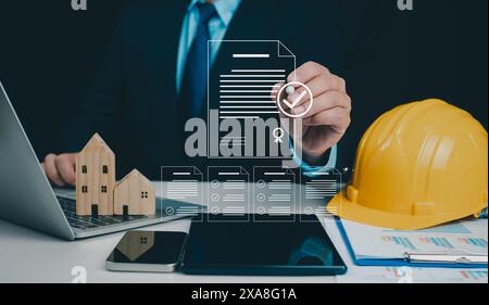 Architecte ou ingénieur vérifiant la liste des documents et approuvant le projet, bâtiments approuvés concept de permis avec bâtiment résidentiel approuvé p Banque D'Images