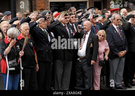 La scène à Wootton Bassett, Wiltshire aujourd'hui où les corps de cinq militaires tués en Afghanistan sont rapatriés au Royaume-Uni. Des foules de membres de la famille, d'amis et de membres du public ont sillonné les rues pour rendre hommage aux personnes tombées à leur retour au Royaume-Uni. 10/7/2009 Banque D'Images