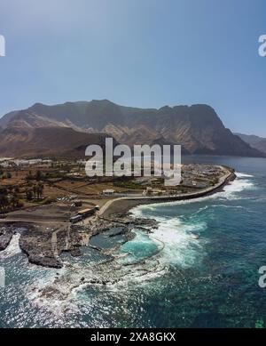 Vue aérienne verticale d'Agaete, une ville touristique dans le nord de l'île de Gran Canaria, avec des piscines naturelles à côté de la mer et le Tamadaba naturel Banque D'Images