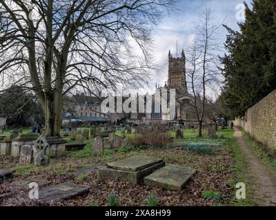 Saint Jean Baptiste, l'église paroissiale de Cirencester dans les cotswolds est l'une des plus grandes églises paroissiales d'Angleterre. Banque D'Images