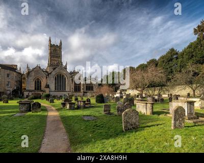 Saint Jean Baptiste, l'église paroissiale de Cirencester dans les cotswolds est l'une des plus grandes églises paroissiales d'Angleterre. Banque D'Images