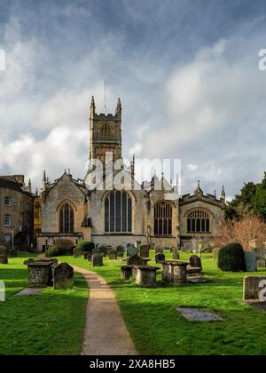 Saint Jean Baptiste, l'église paroissiale de Cirencester dans les cotswolds est l'une des plus grandes églises paroissiales d'Angleterre. Banque D'Images