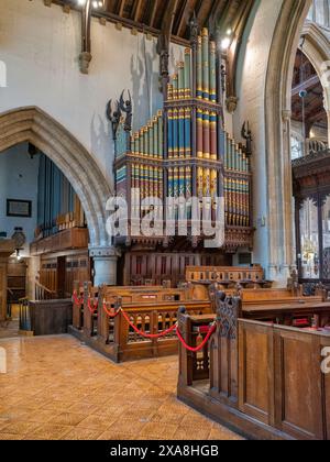 Intérieur de Saint Jean Baptiste, l'église paroissiale de Cirencester dans les cotswolds est l'une des plus grandes églises paroissiales d'Angleterre. Banque D'Images