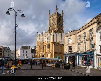 Saint Jean Baptiste, l'église paroissiale de Cirencester dans les cotswolds est l'une des plus grandes églises paroissiales d'Angleterre. Banque D'Images