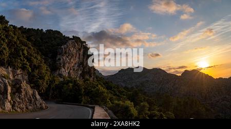 Vue panoramique sur la route sinueuse de sa Calobra au coucher du soleil, nichée dans la chaîne de montagnes Tramontana, au nord-ouest de Majorque, îles Baléares, Espagne Banque D'Images