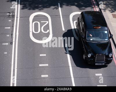 Twetny Miles on Hour Speed Limit panneau peint sur la route dans le centre de Londres Banque D'Images