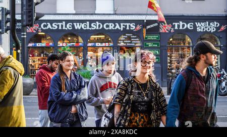 Cardiff, pays de Galles. Oct 29 2023 : les visiteurs et les touristes marchent vers l'entrée du château de Cardiff avec les boutiques d'artisanat gallois en arrière-plan vendant des souvenirs Banque D'Images