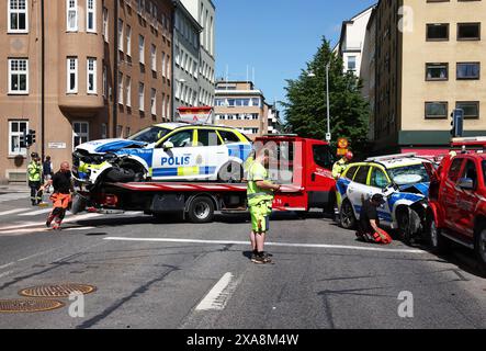 Linköping, Suède. 4 juin 2024. Accident de la circulation avec deux voitures de police et un bus dans la ville de Linköping, Suède, pendant mardi déjeuner. Crédit : Jeppe Gustafsson/Alamy Live News Banque D'Images