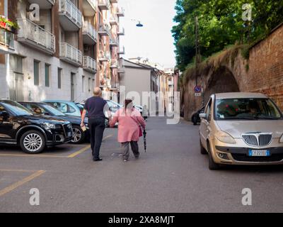 Cremona, Italie - 27 mai 2024 beau couple se promenant main dans la main à travers une charmante ville italienne, profitant de la journée ensoleillée et des rues animées, cap Banque D'Images