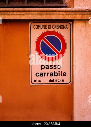 Cremona, Italie - 27 mai 2024 image vibrante d'un panneau d'interdiction de stationnement en italie, ajoutant le charme européen au cadre urbain. Des teintes riches complètent le traditionnel A. Banque D'Images