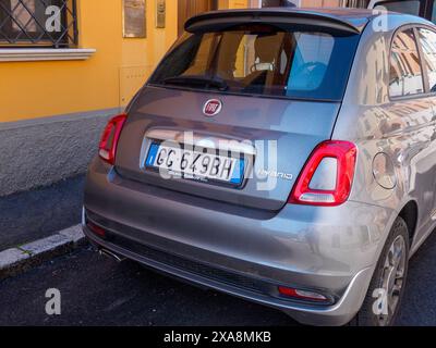 Cremona, Italie - 27 mai 2024 Grey Fiat 500 Hybrid garé sur le côté de la rue Banque D'Images