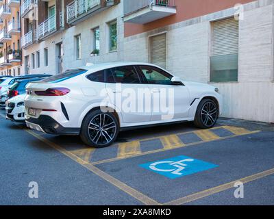 Cremona, Italie - 27 mai 2024 bmw x6 voiture de luxe suv garé dans la rue Banque D'Images