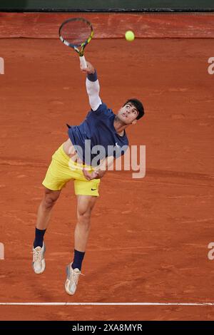 Paris, France. 04 juin 2024. Carlos Alcaraz, d'Espagne, sert contre Stefanos Tsitsipas, de Grèce, dans le match de finale du quart de finale masculin en simple au dixième jour de l'Open de France 2024 à Roland Garros le 4 juin 2024 à Paris, France. ( Credit : QSP/Alamy Live News Banque D'Images