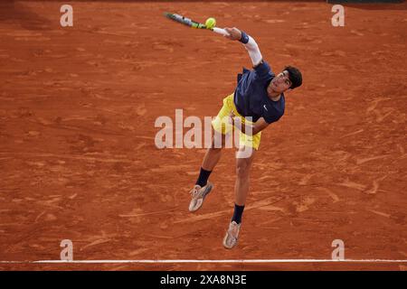 Paris, France. 04 juin 2024. Carlos Alcaraz, d'Espagne, sert contre Stefanos Tsitsipas, de Grèce, dans le match de finale du quart de finale masculin en simple au dixième jour de l'Open de France 2024 à Roland Garros le 4 juin 2024 à Paris, France. ( Credit : QSP/Alamy Live News Banque D'Images