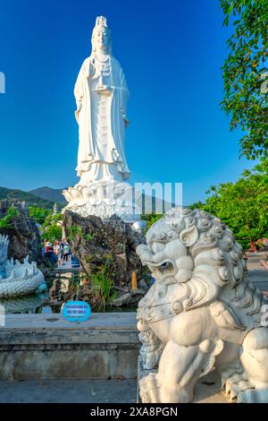 Da Nang, Vietnam - 15 avril 2024 : Statue de Dame Bouddha à la pagode Linh Ung dans la ville de Danang au Vietnam Banque D'Images