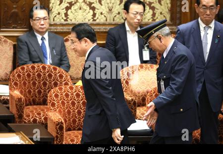 Tokyo, Japon. 5 juin 2024. Le premier ministre japonais Fumio Kishida (à gauche) quitte la session de la Commission ad hoc de la Chambre basse sur la réforme politique à la Diète nationale à Tokyo le mercredi 5 juin 2024. (Photo de Yoshio Tsunoda/AFLO) Banque D'Images