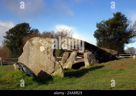 Arthur’s Stone, une chambre funéraire néolithique de grandes dalles de pierre près de Dorstone dans la Golden Valley du Herefordshire. Banque D'Images