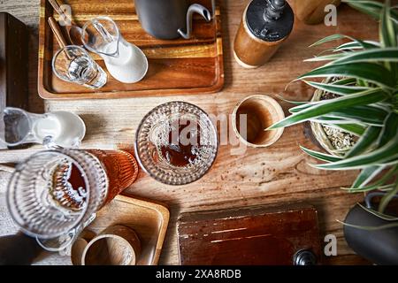 Vue de dessus d'un verre de café dans la lumière du soleil du matin. Banque D'Images