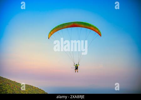 La visite en parapente commence au sommet de la montagne son Tra et atterrit à la plage de Da Nang pour les touristes qui veulent explorer les sensations fortes à Da Nang, au Vietnam Banque D'Images