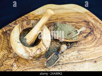 Anis (Pimpinella anisum), graines d'anis, entières et moulues, avec mortier et pelle en bois Banque D'Images