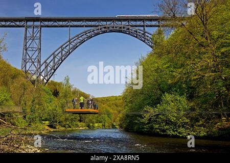 Pont de Muengsten avec chemin de fer et ferry suspendu sur la Wupper, Allemagne, Rhénanie du Nord-Westphalie, Bergisches Land, Solingen Banque D'Images