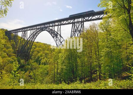 Train sur le pont Muengsten, le pont ferroviaire le plus haut en Allemagne, Allemagne, Rhénanie du Nord-Westphalie, Bergisches Land, Solingen Banque D'Images