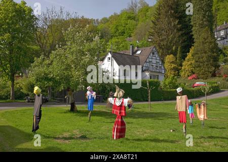 Épouvantails dans un pré, Allemagne, Rhénanie du Nord-Westphalie, Bergisches Land, Solingen Banque D'Images