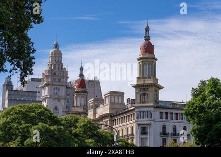 Les coupoles jumelles du bâtiment Inmobiliaria, au centre, avec la tour du Palacio Barolo à gauche. Buenos Aires, Argentine. Banque D'Images