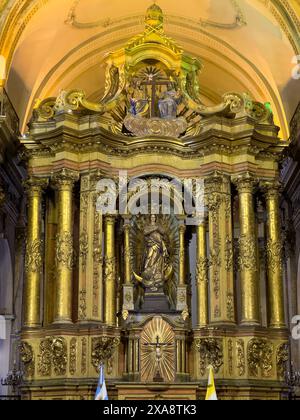 Le retable principal de l'abside de la cathédrale métropolitaine de Buenos Aires, Argentine. La statue de la Vigin Marie a été réalisée par le sculpteur espagnol Isidro L. Banque D'Images