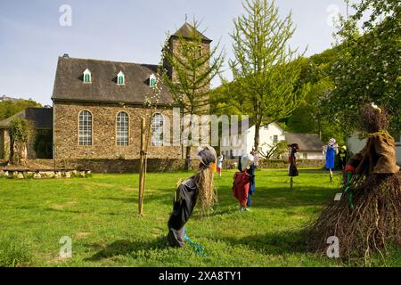 Épouvantails à l'église protestante d'Unterburg, Allemagne, Rhénanie du Nord-Westphalie, Bergisches Land, Solingen Banque D'Images