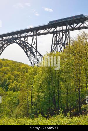 Train sur le pont Muengsten, le pont ferroviaire le plus haut en Allemagne, Allemagne, Rhénanie du Nord-Westphalie, Bergisches Land, Solingen Banque D'Images