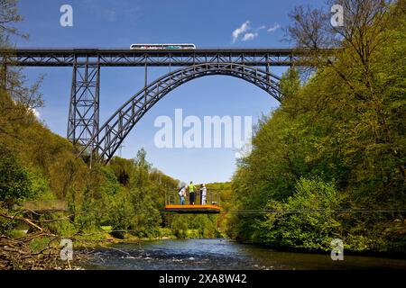 Pont de Muengsten avec chemin de fer et ferry suspendu sur la Wupper, Allemagne, Rhénanie du Nord-Westphalie, Bergisches Land, Solingen Banque D'Images