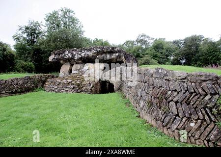 La chambre funéraire de Tinkinswood, dans la vallée de Glamorgan, est un dolmen néolithique / chambre funéraire avec l'une des plus grandes pierres de couverture de Grande-Bretagne. Banque D'Images