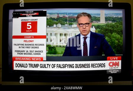 Une capture d'écran d'une émission de télévision CNN diffusée avec Jack Tapper signalant qu'un jury a déclaré Donald Trump coupable des 34 chefs d'accusation. Banque D'Images