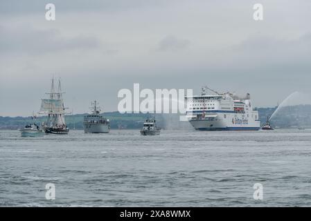 Les ferries bretons Mont St Michel et la flottille quittent le port de Portsmouth pour emmener les vétérans du jour J en Normandie. 4 juin 2024 Banque D'Images