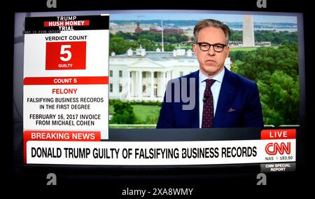 Une capture d'écran d'une émission de télévision CNN diffusée avec Jack Tapper signalant qu'un jury a déclaré Donald Trump coupable des 34 chefs d'accusation. Banque D'Images