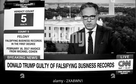 Une capture d'écran d'une émission de télévision CNN diffusée avec Jack Tapper signalant qu'un jury a déclaré Donald Trump coupable des 34 chefs d'accusation. Banque D'Images