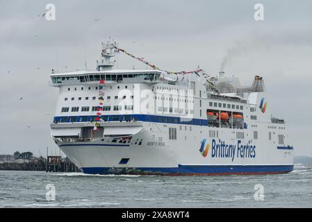 Les ferries bretonnes du Mont St Michel quittent le port de Portsmouth et emmènent les vétérans du jour J et leurs familles en Normandie. 4 juin 2024. Banque D'Images