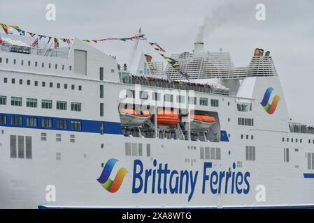 Les ferries bretonnes du Mont St Michel quittent le port de Portsmouth et emmènent les vétérans du jour J et leurs familles en Normandie. 4 juin 2024 Banque D'Images