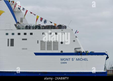 Les ferries bretonnes du Mont St Michel quittent le port de Portsmouth et emmènent les vétérans du jour J et leurs familles en Normandie. 4 juin 2024 Banque D'Images