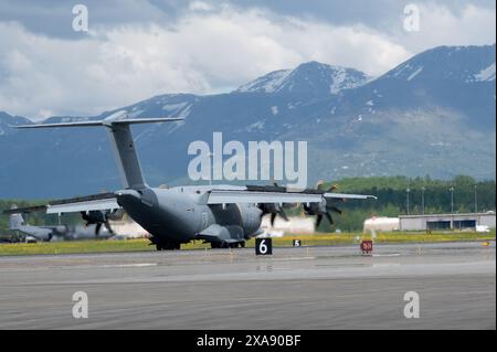 Un Airbus A400M Atlas de la Luftwaffe atterrit sur une piste à la base conjointe Elmendorf-Richardson, Alaska, le 3 juin 2024. La cargaison est arrivée d'Europe dans le cadre d'un germe Banque D'Images